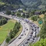 Les voyageurs rentrant de vacances devaient à nouveau s'armer de patience samedi pour franchir le tunnel du Gothard (archives).